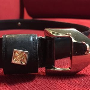 Jones New York large leather belt .